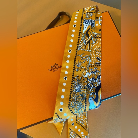 Hermes Rare Collector Scarf Silk Twilly
Entre Ciel Et Mer Bandana Pattern Orange - Picture 7 of 13
